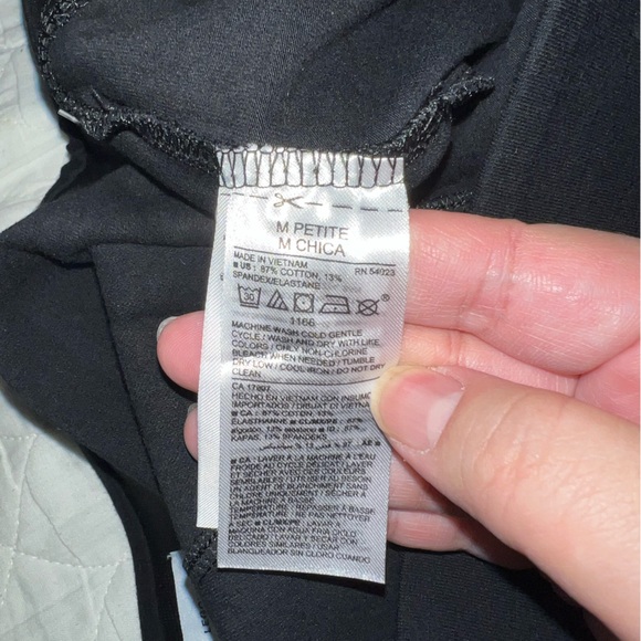 Black leggings in petit. Cotton with spandex. - Picture 3 of 3